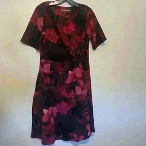 Signature Collection Rochelle Dress Size M (8-10) Red and Maroon Floral Print